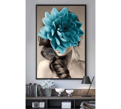 Chân Dung Cô Gái Hoa Xanh Che Mặt